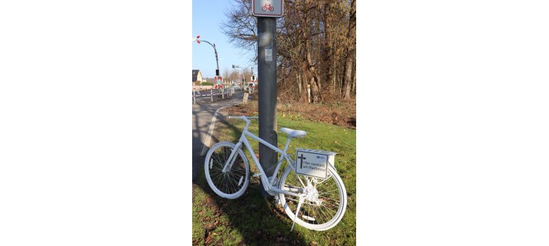 Das weiß lackierte Mahnrad mit dem Schriftzug "Hier verstarb ein Radfahrer"