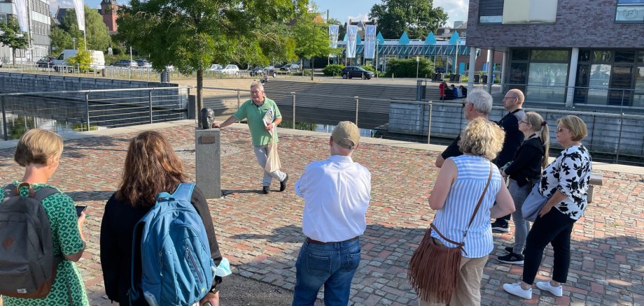Der Gronau Insider Klaus Wiedau bei einer Stadtführung durch Gronau.