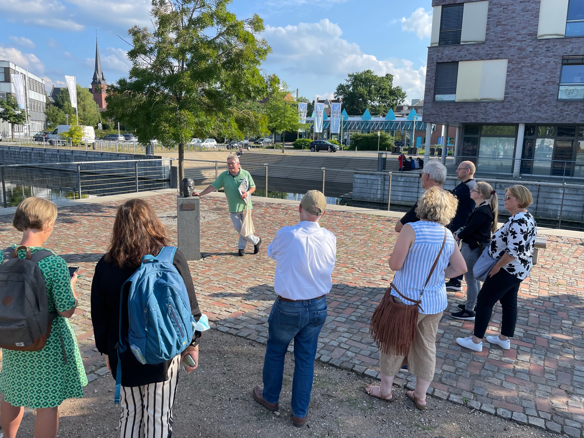 Der Gronau Insider Klaus Wiedau bei einer Stadtführung durch Gronau.