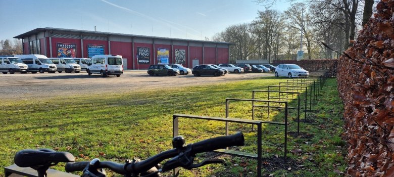 Fahrradabstellanlage auf dem Vorplatz der Bürgerhalle Fahrradabstellanlage auf dem Vorplatz der Bürgerhalle