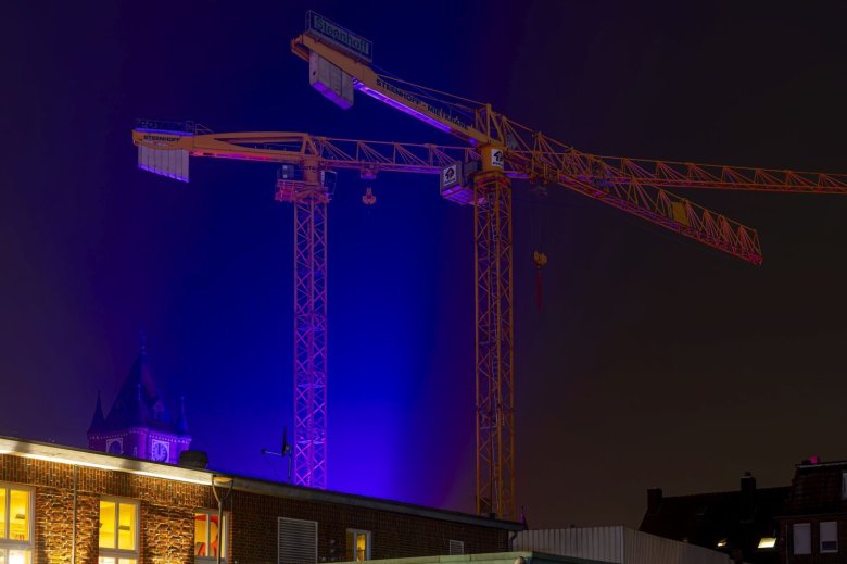1. Platz des Fotowettbewerbs: 2 Riesen bei Nacht