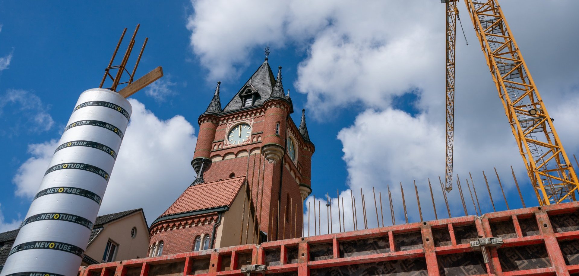 Rathausturm und Baustelle
