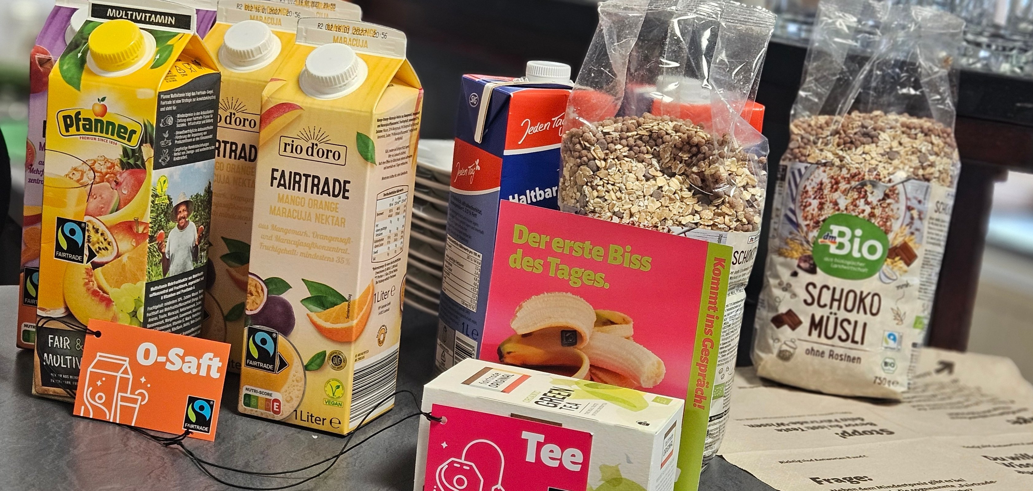 Das Bild zeigt eine Auswahl an Fairtrade-Produkten, die im Rahmen des „Fairen Frühstücks“ angeboten wurden