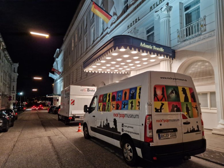 Bulli des rock'n'popmuseums vor dem Hotel Atlantic
