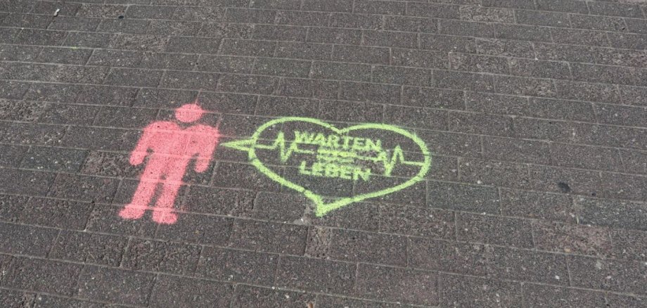 Warten = Leben Spray auf der Eper Straße / Eschweg / Laubstiege Warten = Leben Spray auf der Eper Straße / Eschweg / Laubstiege