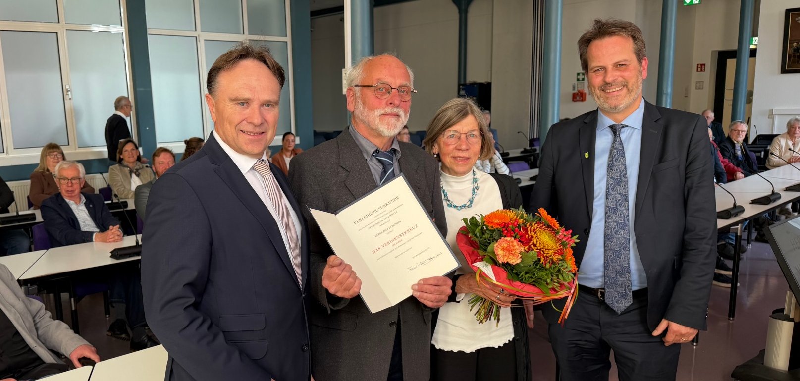 Landrat Dr. Kai Zwicker (v. l.), der mit dem Verdienstkreuz am Bande ausgezeichnete Rolf Berghorn, seine Ehefrau Frau Hahn-Berghorn und Bürgermeister Jörg von Borczyskowski bei der feierlichen Verleihung im Ratssaal der Stadt Gronau.