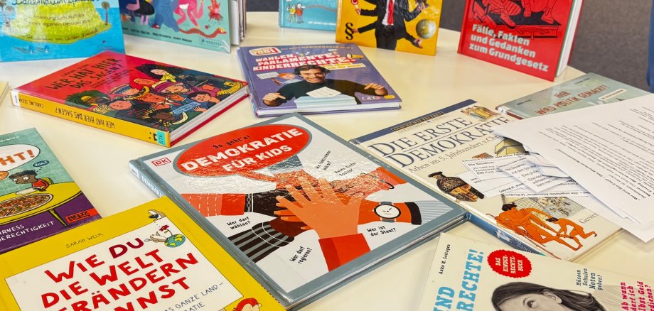 Verschiedene Bücher Demokratie Verschiedene Bücher Demokratie