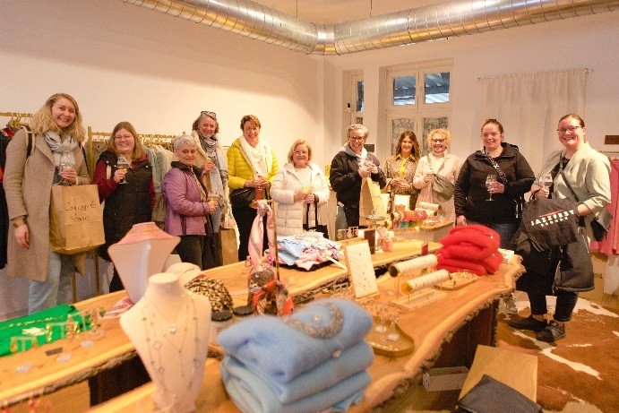 Bei der Wein(s)hopping-Tour durch Gronau können die Teilnehmenden leckere Weine probieren und durch die aktuellen Kollektionen bummeln