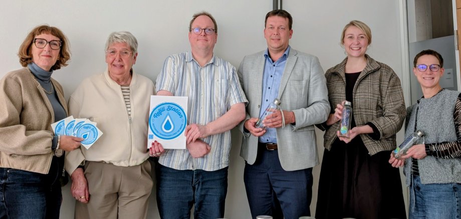 Stellvertreter:innen die an den Refill Aktion beteiligt sind (v.l.n.r.): Sylvia Rasokat-Poll (Stadtwerke Gronau), Josi Schwartze (Café Grenzenlos), Ulrich Lenzing (Stadtbücherei Gronau), Herbert Daldrup (Stadtwerke Gronau), Katharina Terhan (Kulturbüro Gronau), Katharina Weitkamp (rock’n’popmuseum)