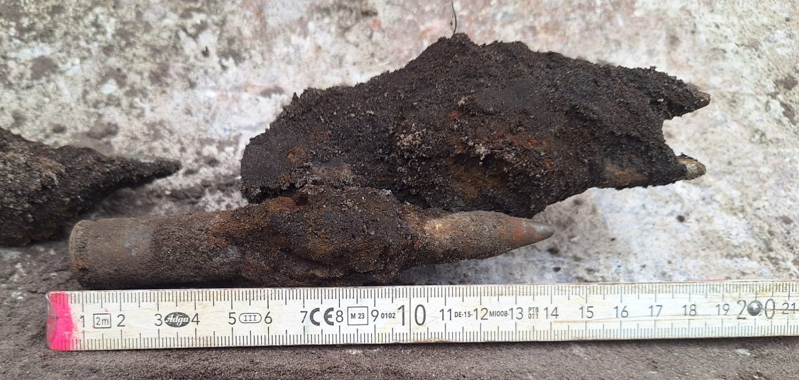 Bei den Erdarbeiten an der Dreifachhalle wurden stark korrodierte Reste großkalibriger Munition entdeckt.