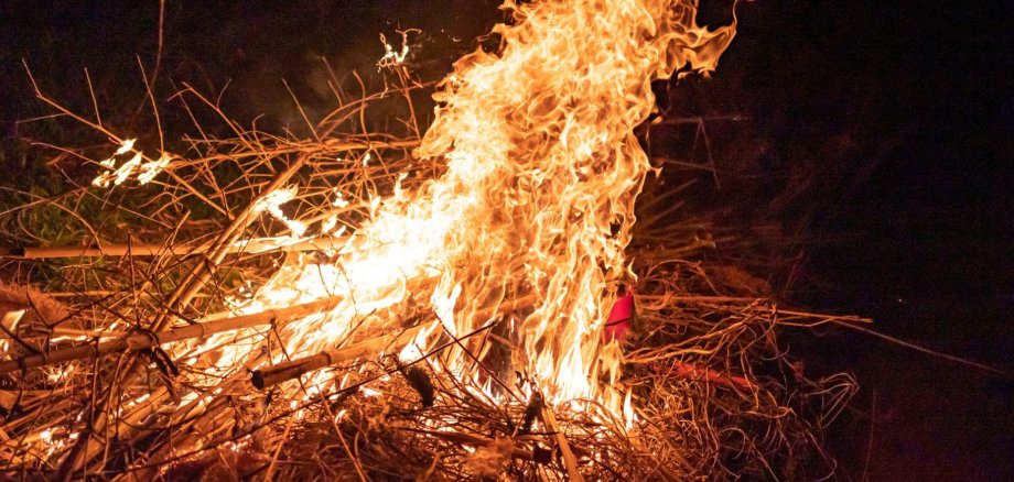 Ein Feuer mit hohen Flammen Ein Feuer mit hohen Flammen