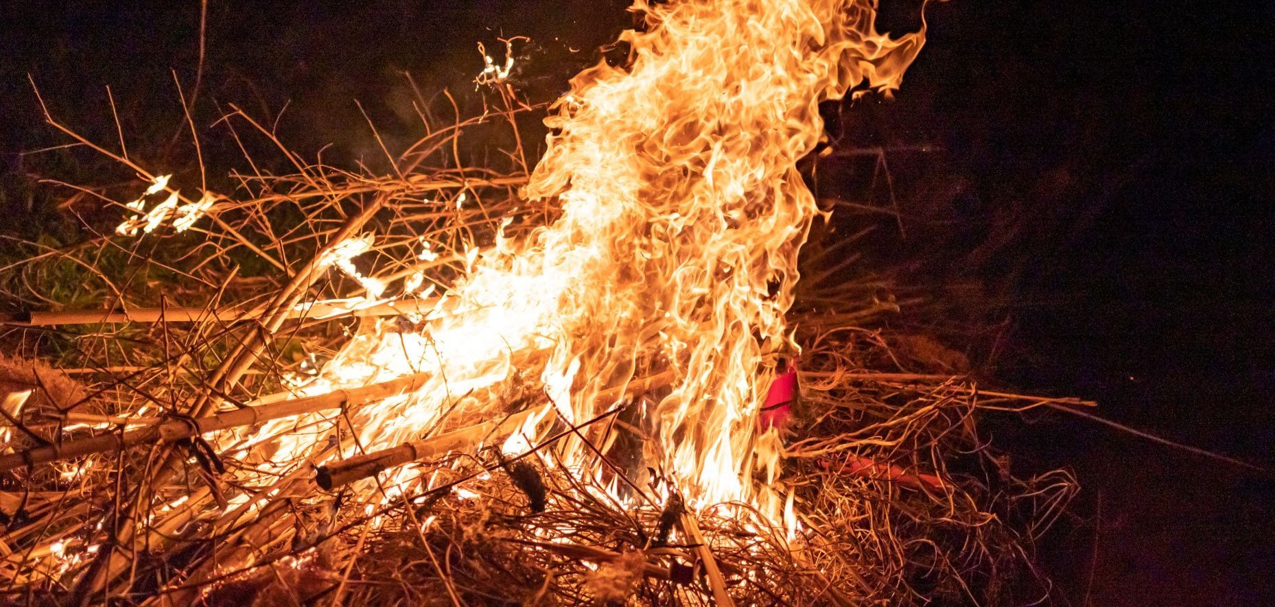 Ein Feuer mit hohen Flammen