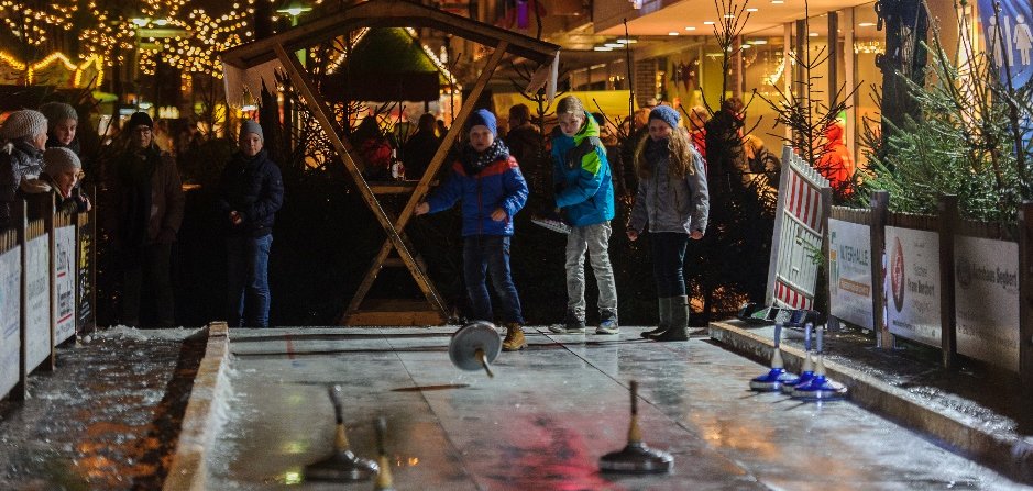 Die Eisstockbahn auf dem Gronauer Weihnachtsmarkt kommt zurück.