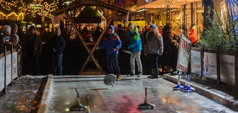 Die Eisstockbahn auf dem Gronauer Weihnachtsmarkt kommt zurück. Die Eisstockbahn auf dem Gronauer Weihnachtsmarkt kommt zurück.