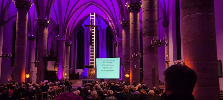Rodelsingen 2024 in Epe Ein weiteres Bild des Innenraums der St. Agatha Kirche in Epe während des Rodelsingens.