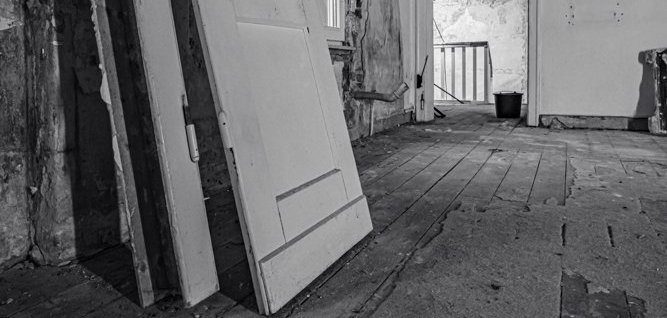 Fotografie vom 1. OG ins Treppenhaus während der Sanier- und Neuerschaffungsarbeiten im Haus Lebenstein