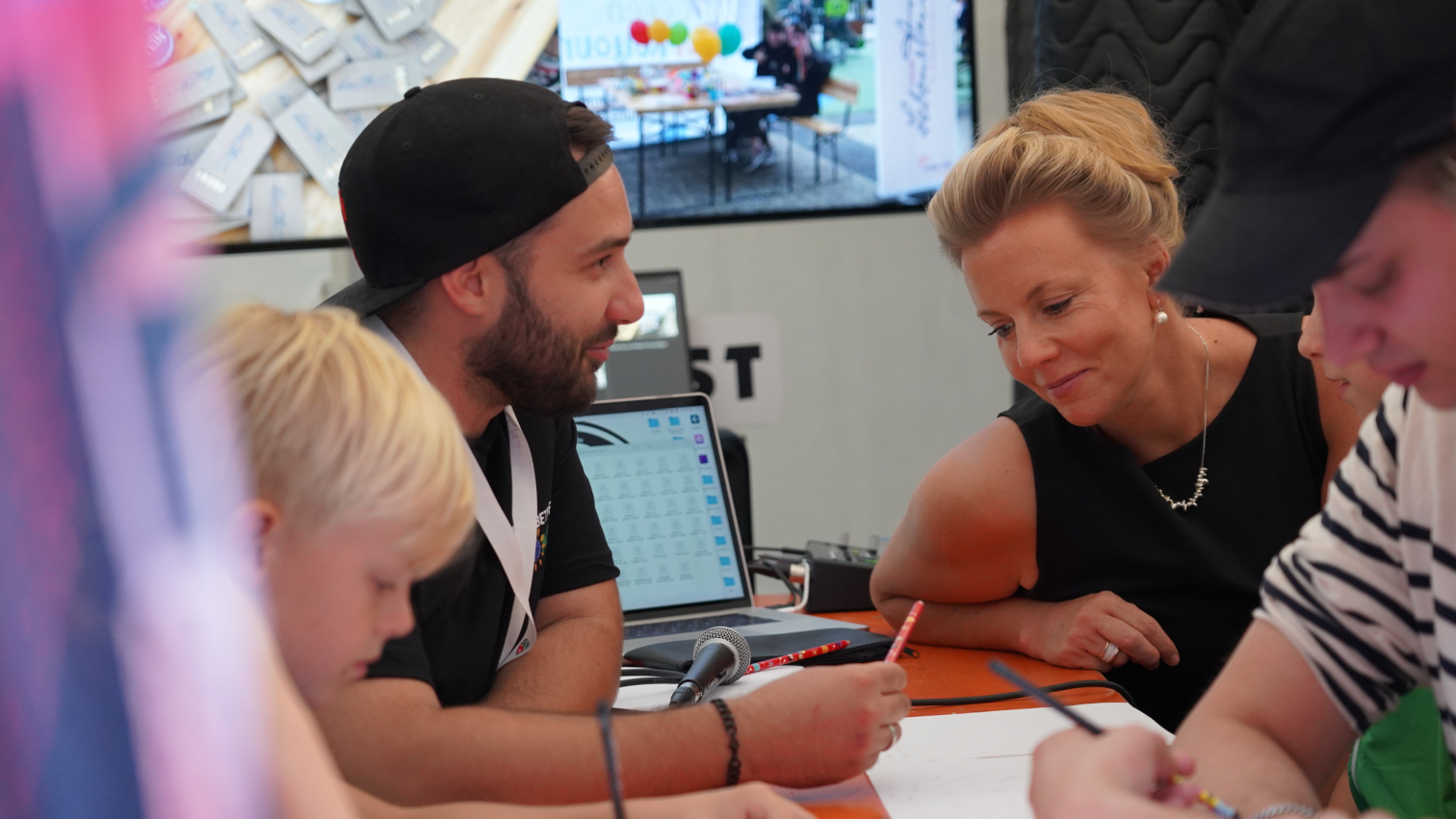 Ina Brandes besucht Stand der Kulturbetriebe Gronau am NRW-Tag in Münster