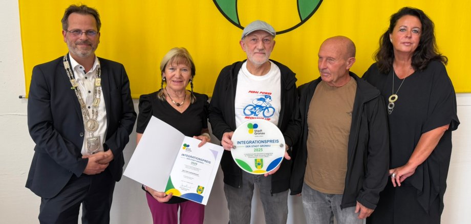 Bürgermeister Jörg von Borczyskowski, Marlies Imping, Hubert Tempelmann, Viktor Wiens und Birgit Hüsing-Hackfort (v.l.) bei der Verleihung des Integrationspreises