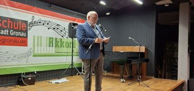 Stellv. Bürgermeister Wolfgang Rövekamp spricht zu den Teilnehmenden des SommerLeseClubs der Stadtbücherei