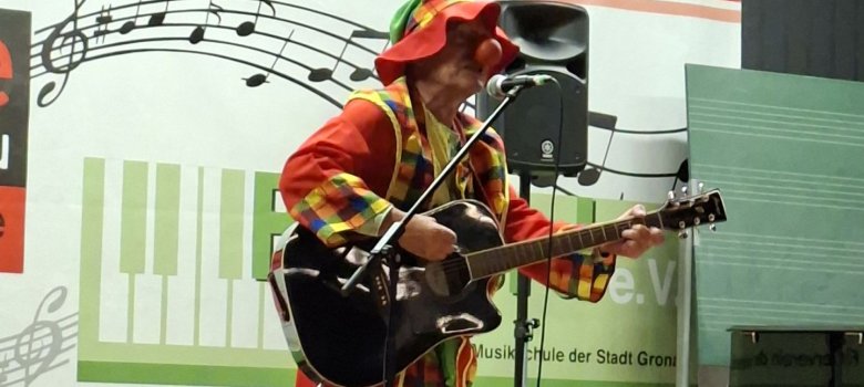 Clown Lio auf Bühne der Abschlussparty des SommerLeseClubs
