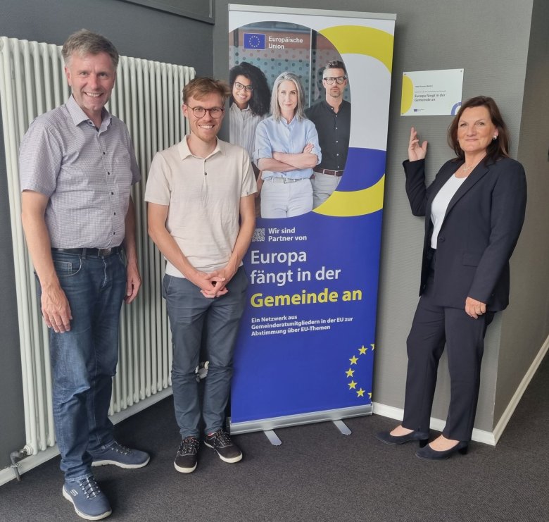 Bürgermeister Rainer Doetkotte, Erik Kemp aus Enschede und Ratsmitglied Susanne Reinhoffer.