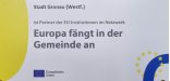 Schild mit der Aufschrift "Stadt Gronau (Westf.) ist Partner der EU-Institutionen im Netzwerk Europa fängt in der Gemeinde an".
